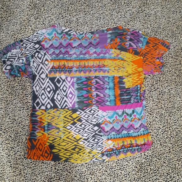 💥3/$25💥Vibrant Tribal Print Drop shoulder Tee - Small - Picture 4 of 5
